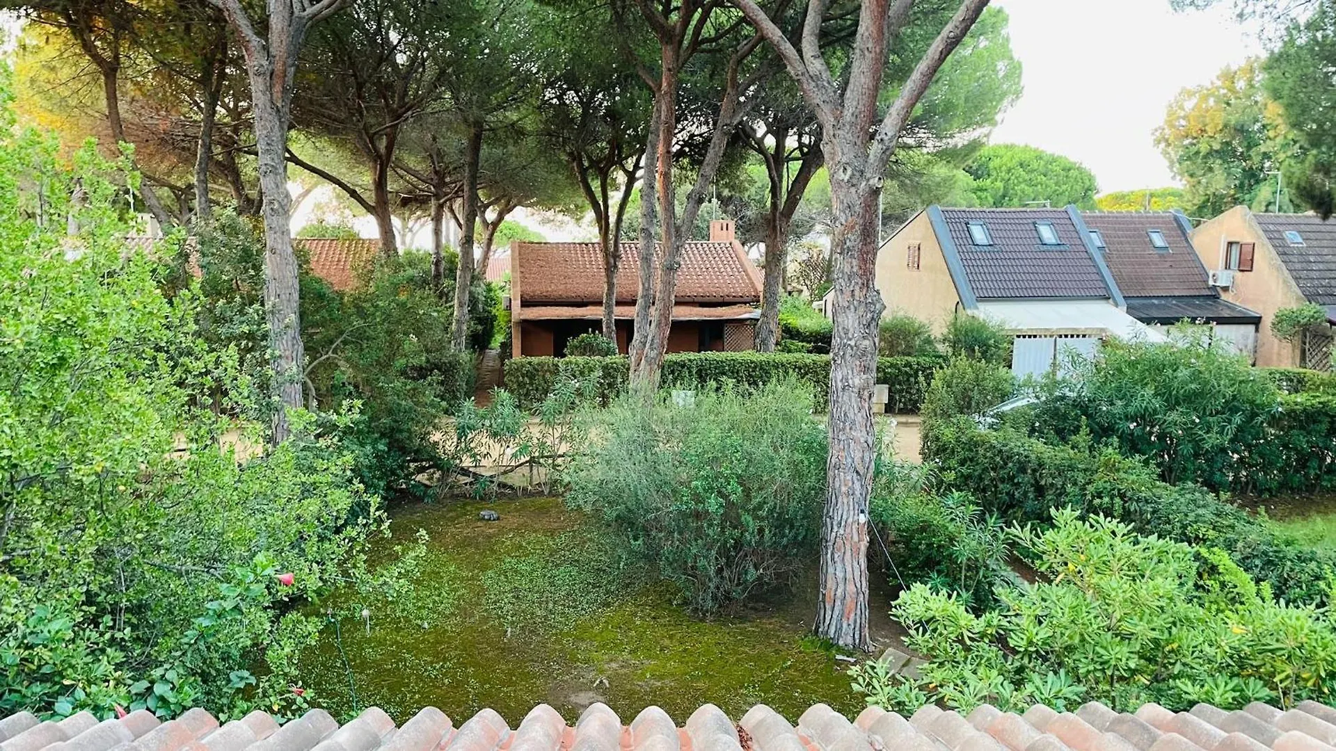 Cozy Seaside Home In A Family Residence With Amenities contacts